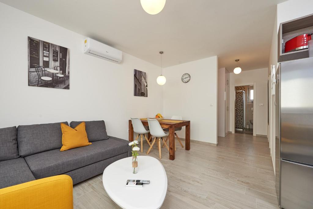 - un salon avec un canapé et une table dans l'établissement City Apartment Magdalena, à Trogir