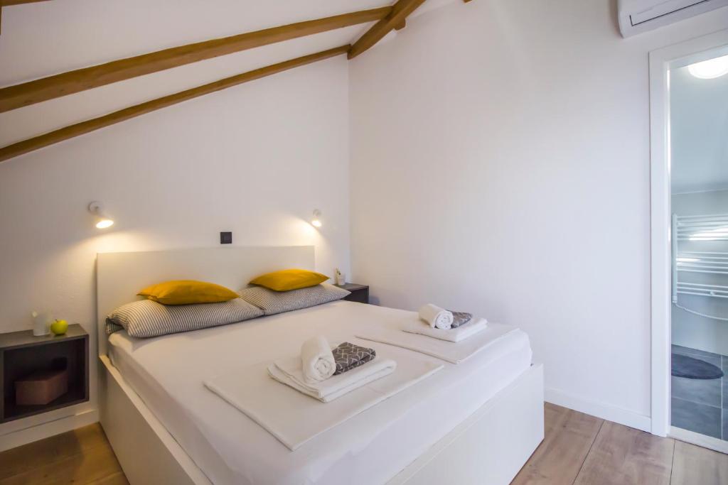 Postel nebo postele na pokoji v ubytování Holiday House Kleme