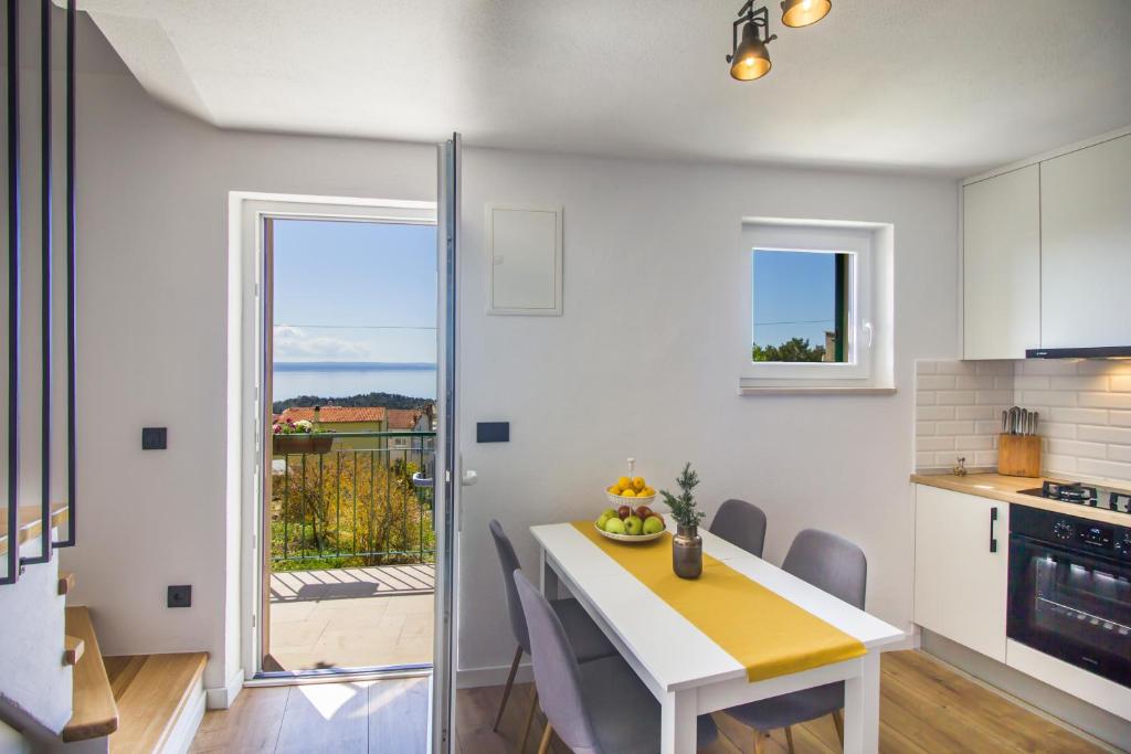 Kuchyň nebo kuchyňský kout v ubytování Holiday House Kleme