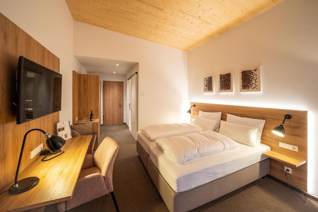 TV a/nebo společenská místnost v ubytování Weinhotel Pfeffer & Salz