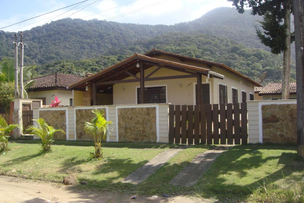  CASA ESPAÇOSA 4 DORMITÓRIOS A 150M DA PRAIA DA MARANDUBA / UBATUBA