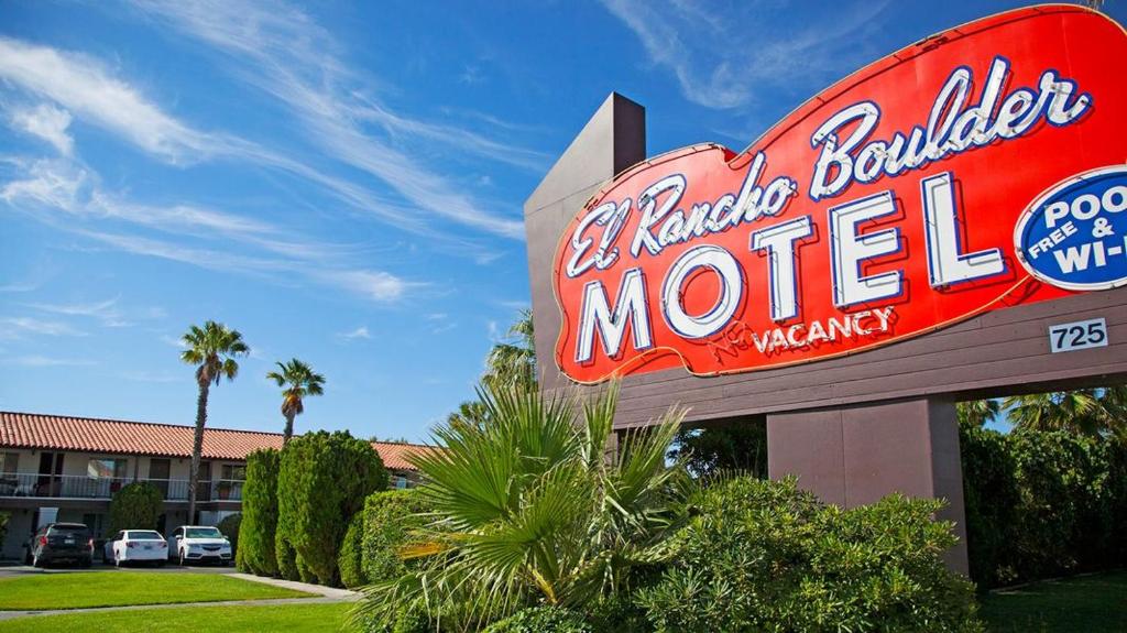 um sinal de motel em frente a um hotel em El Rancho Boulder Motel em Boulder City