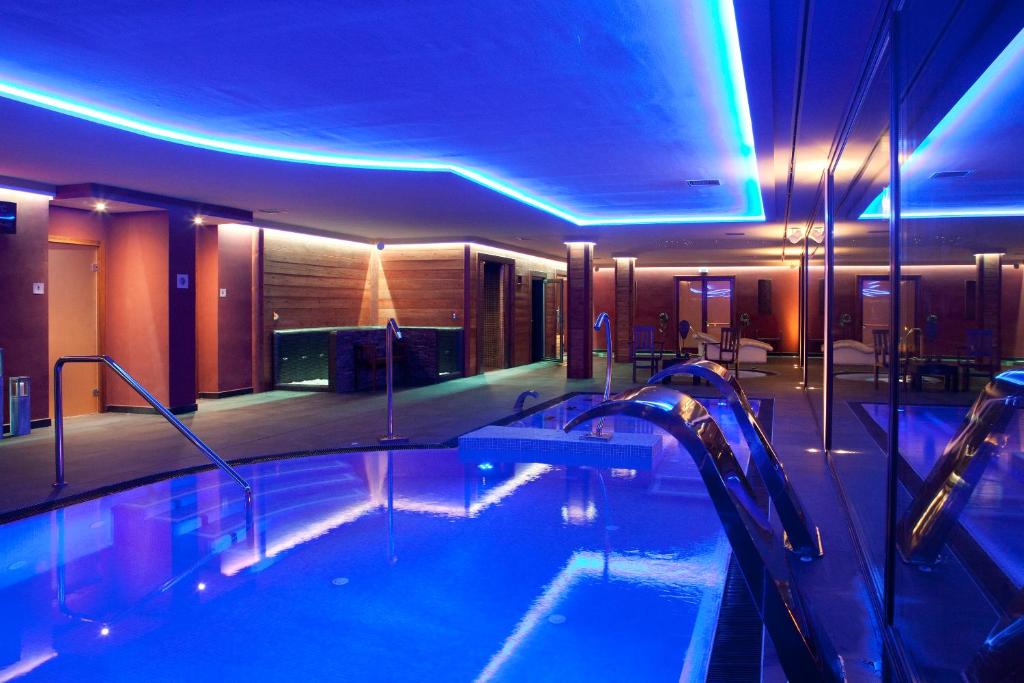 Bazén v ubytování Hotel & SPA Peña Montañesa nebo v jeho okolí