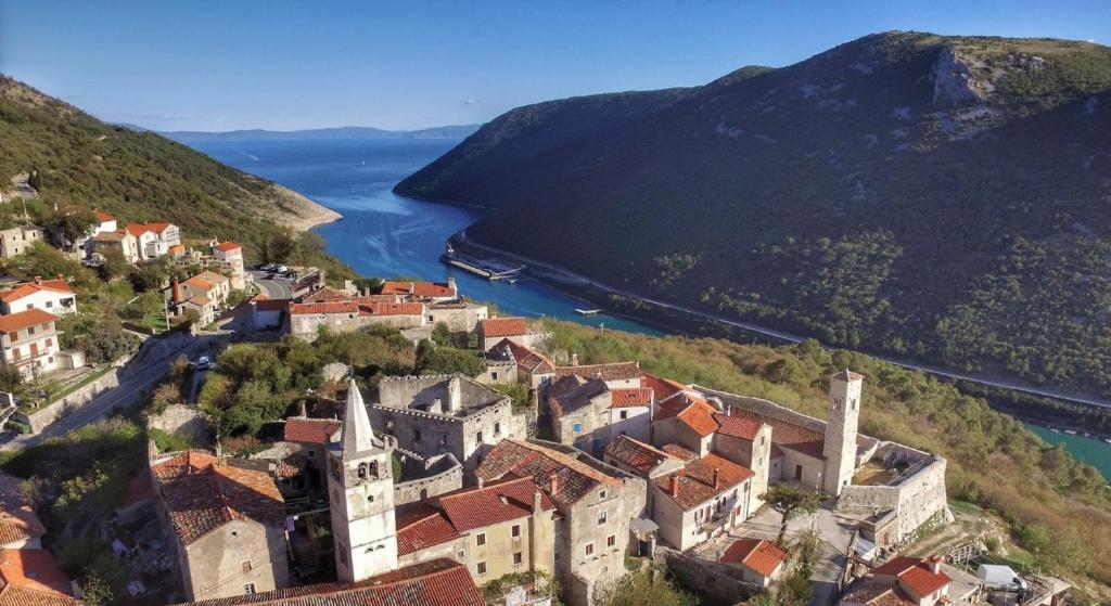 Superior Antique Stone House with Seaview - Charming, Quiet Area, fully renovated & located in the Heart of Antique Village - отзывы и видео