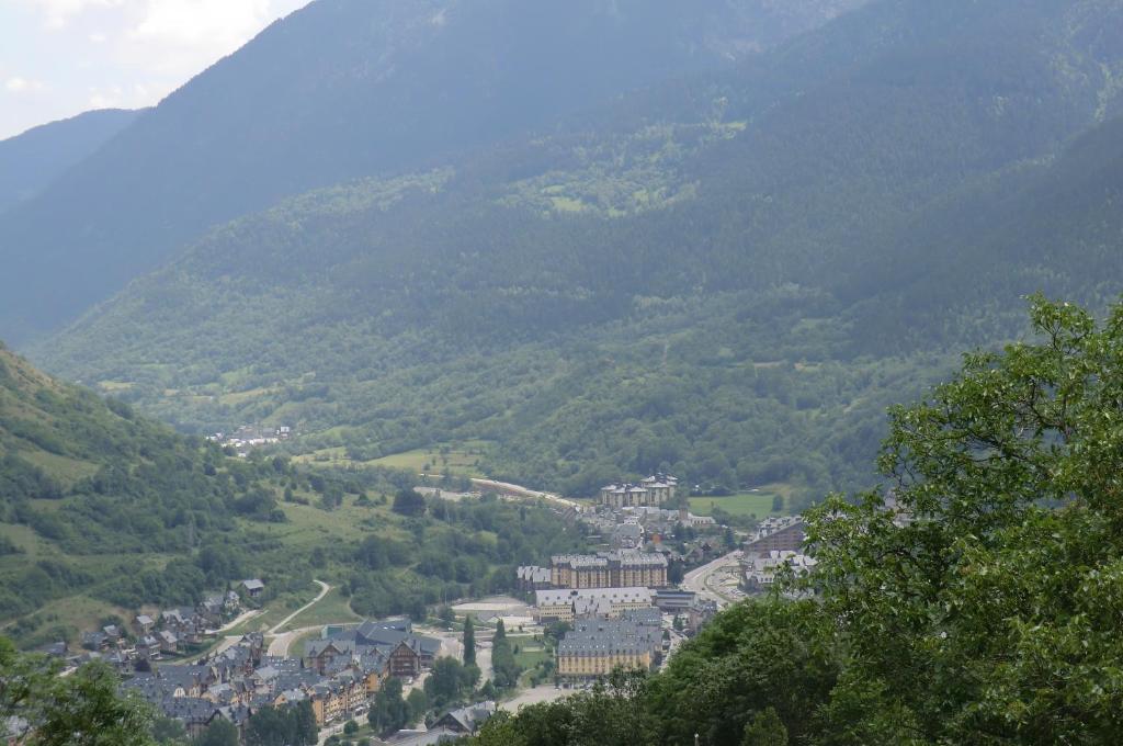 vista su una città in mezzo a una montagna di Pension Malida a Casau