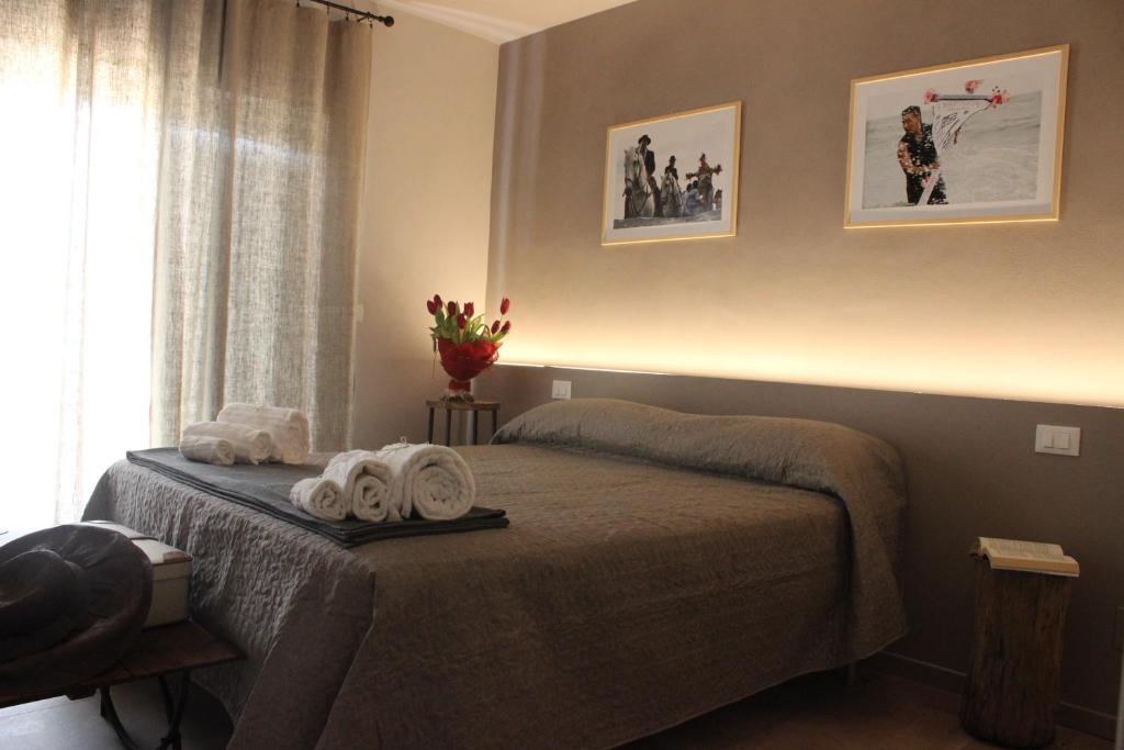 sypialnia z łóżkiem z ręcznikami w obiekcie Agriturismo Qui e Ora w mieście Bevagna