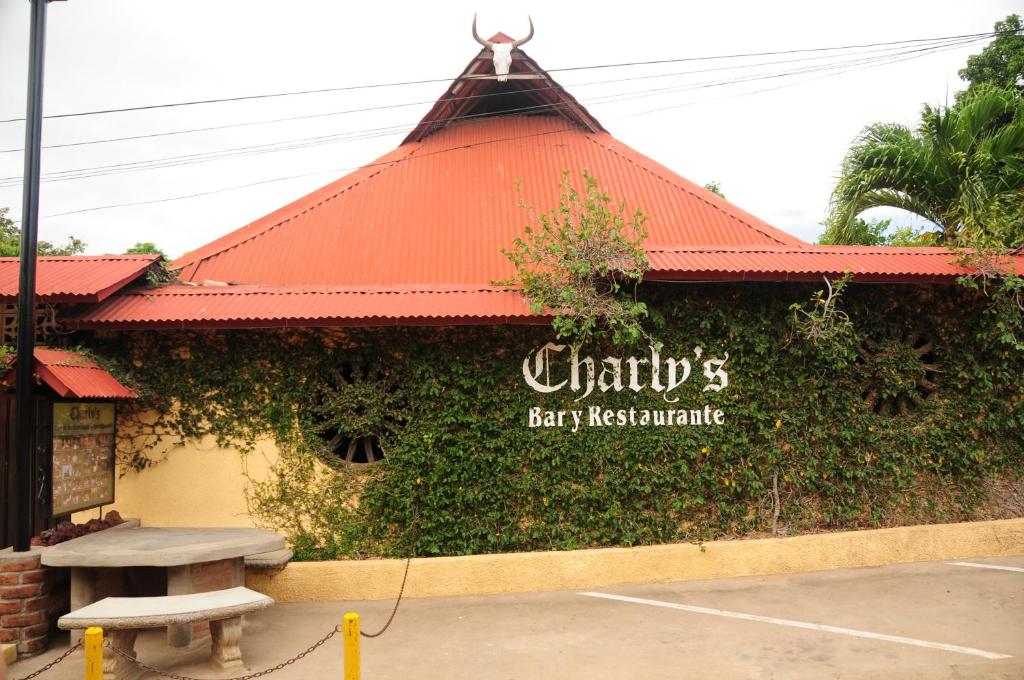 グラナダにあるCharly's Guest Houseの建物前のベンチ付きレストラン