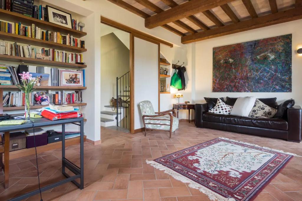 a living room with a couch and a table at Donna Etrusca in Sutri