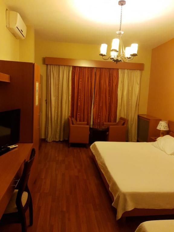 Postel nebo postele na pokoji v ubytování Ahiram Hotel Byblos