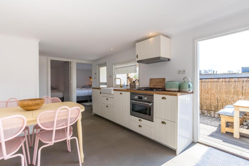 Kuchyň nebo kuchyňský kout v ubytování George's Lodges Renesse