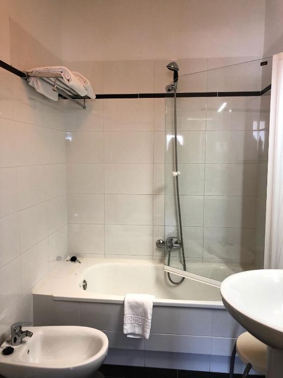 A bathroom at Hotel Playa de Los Locos