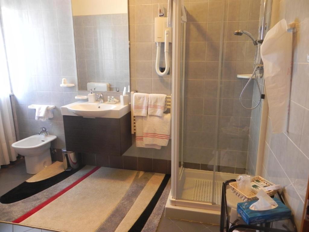 Hotel La Ruota - Chambre Quadruple Avec Balcon