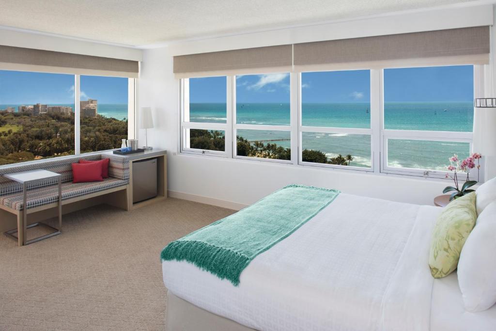 Queen Kapiolani Hotel - Premier Ocean View Balcony, King