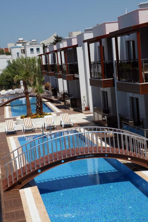 Bazén v ubytování Siesta Garden Apart Hotel nebo v jeho okolí