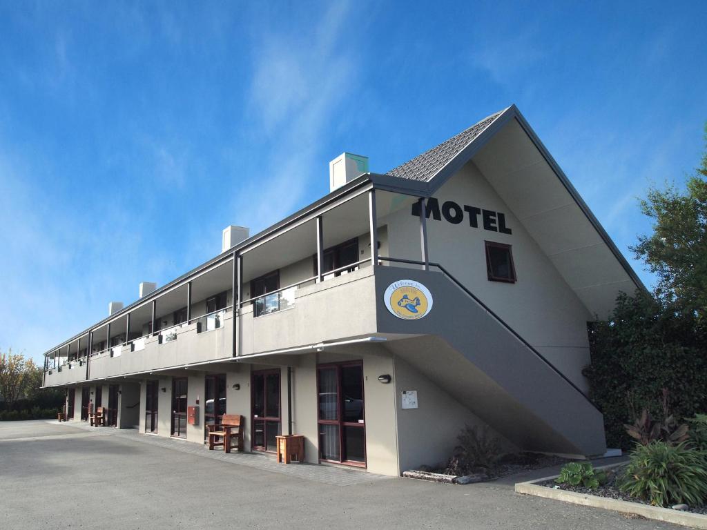 a hotel building with a sign on the side of it at Airways Motel in Christchurch
