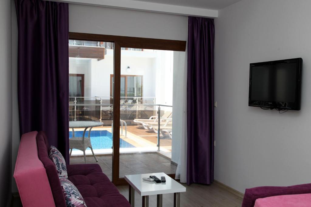 TV a/nebo společenská místnost v ubytování Siesta Garden Apart Hotel
