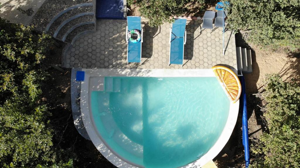 eine Aussicht über den Pool mit einer Zitronenscheibe in der Unterkunft Utopia Casas Boutique in Oaxaca de Juárez