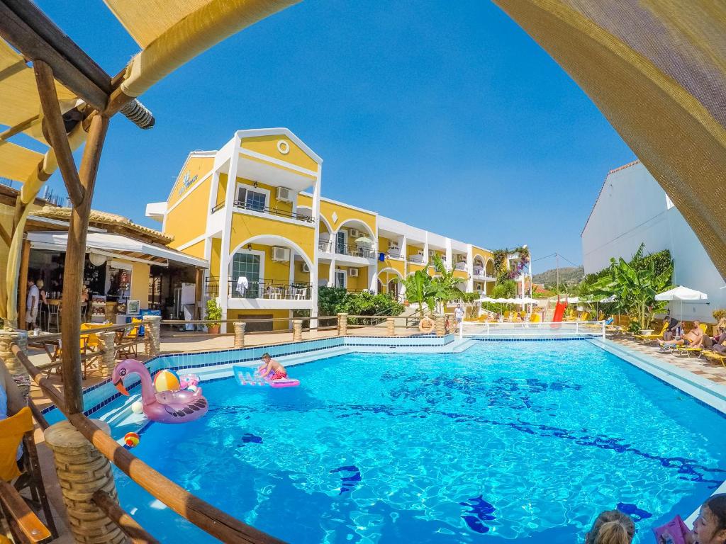 una piscina en un complejo con gente nadando en él en Vanessa Hotel, en Kalamaki