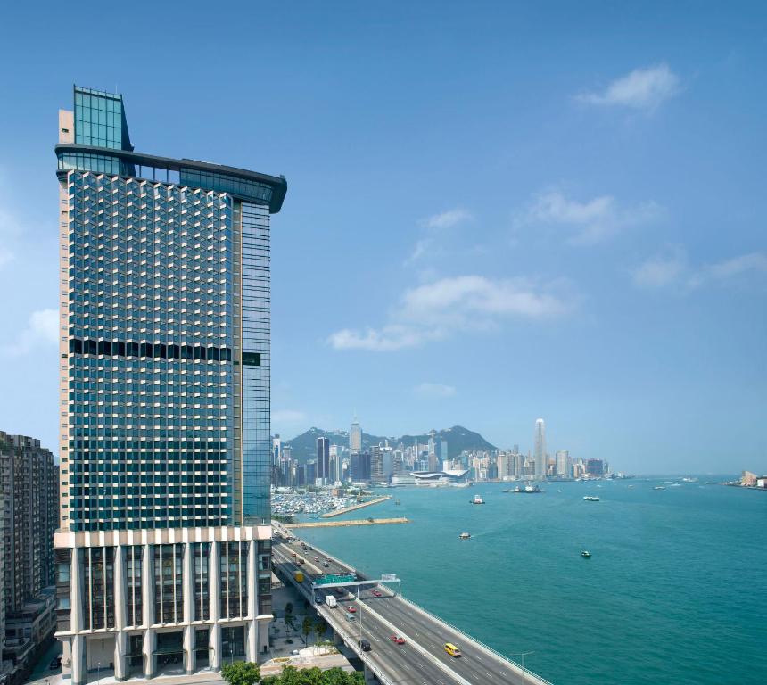wysoki budynek obok dużego zbiornika wodnego w obiekcie Harbour Grand Hong Kong w Hongkongu