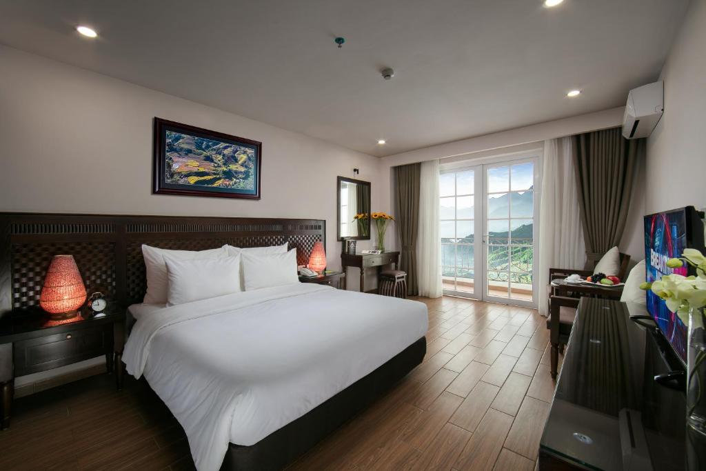 Postel nebo postele na pokoji v ubytování Azure Sapa Hotel