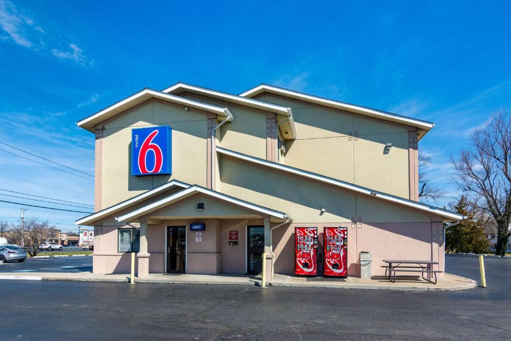 budynek z znakiem na boku w obiekcie Motel 6-Salisbury, MD w mieście Salisbury