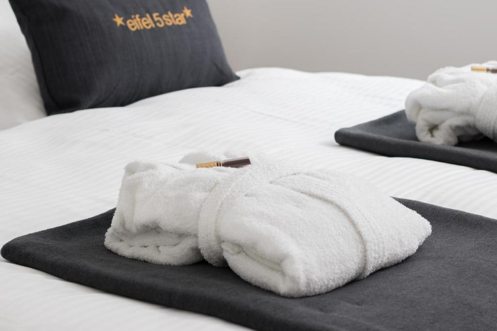 Postel nebo postele na pokoji v ubytování eifel5star - Burgfriedstraße