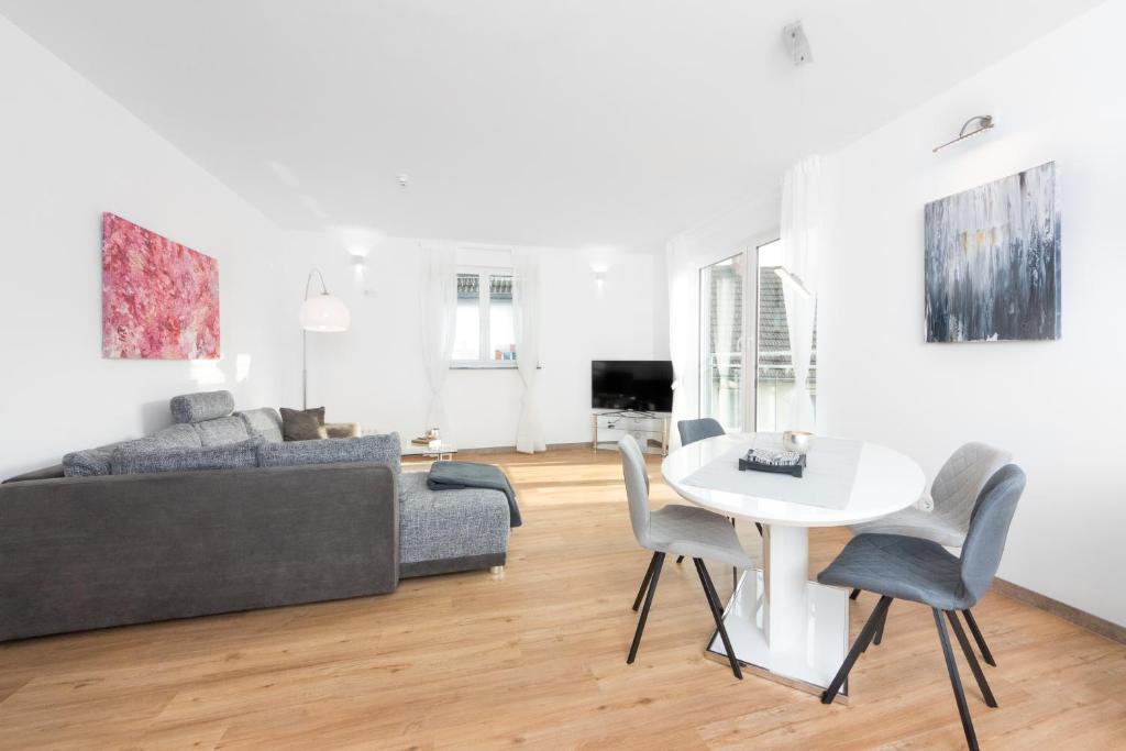 TV a/nebo společenská místnost v ubytování eifel5star - Burgfriedstraße