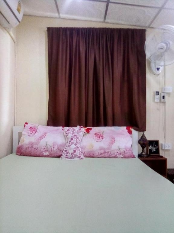 Postel nebo postele na pokoji v ubytování Ban Kru Ae HomeHostel