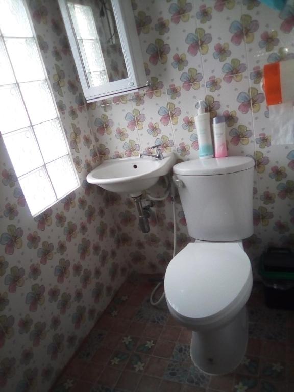 Koupelna v ubytování Ban Kru Ae HomeHostel