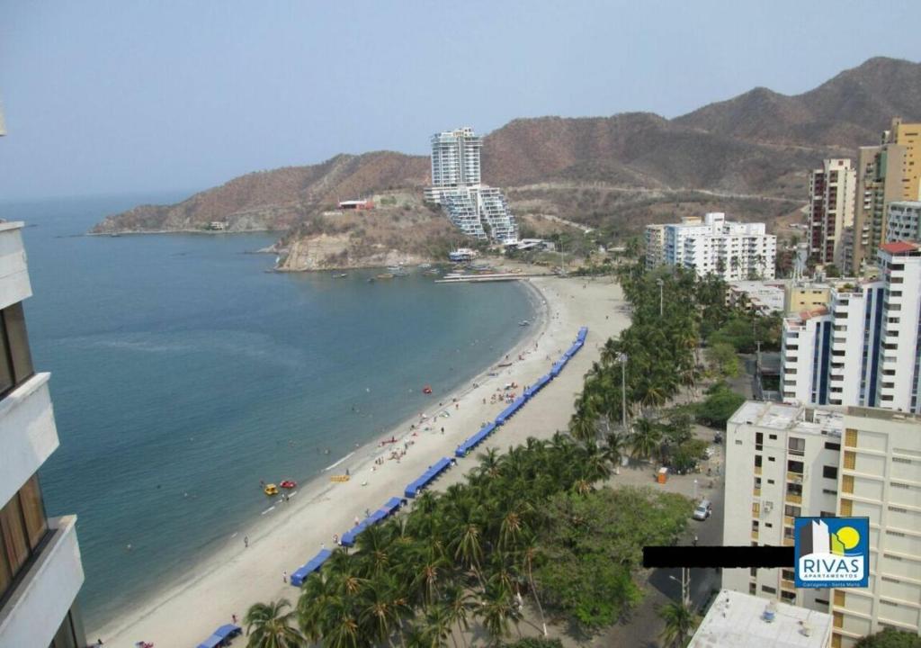 een uitzicht op een strand vanuit een gebouw bij Rivas Apartamentos Santa Marta in Santa Marta