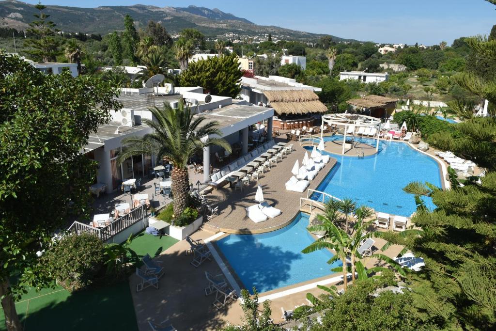 una vista aérea de un complejo con piscina en Palm Beach Hotel - Adults only en Cos