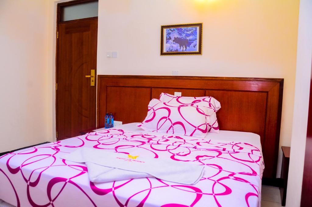 Postel nebo postele na pokoji v ubytování Sheratton Regency Hotel
