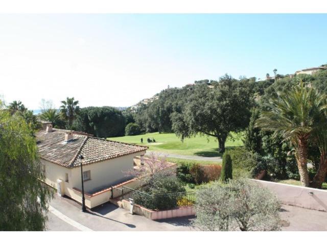 eine Luftansicht eines Hauses mit Bäumen und einem Feld in der Unterkunft Villa 47 Hameau des Greens in Sainte-Maxime