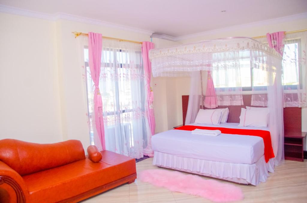Postel nebo postele na pokoji v ubytování Sheratton Regency Hotel