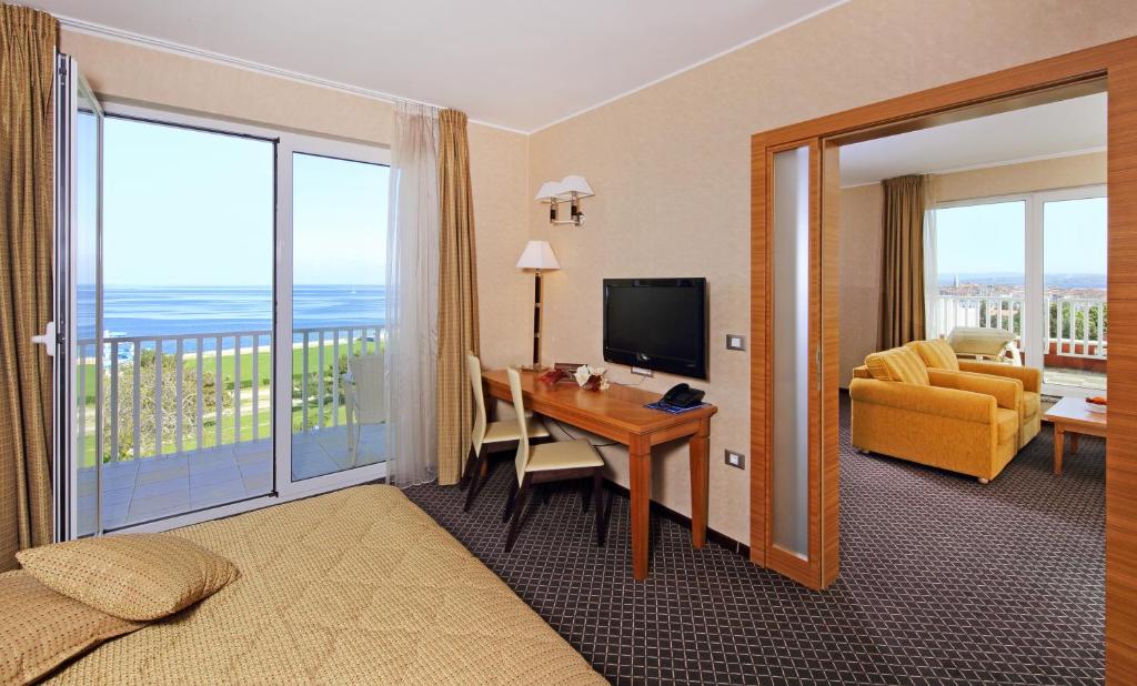 TV a/nebo společenská místnost v ubytování Hotel Mirta - San Simon Resort