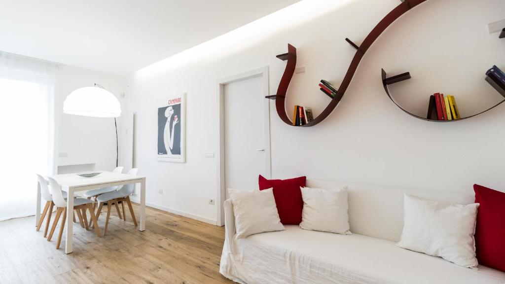 un soggiorno con divano bianco e specchio di Italianway - De Cristoforis 12 Flat a Milano