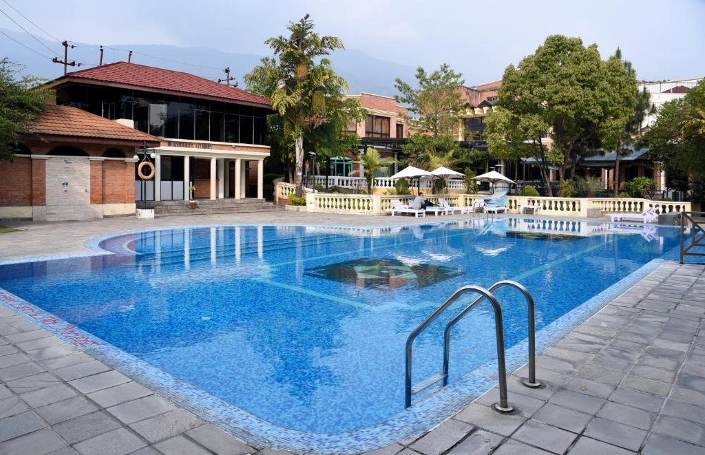 カトマンズにあるPark Village Resort by KGH Groupの青い水の大型スイミングプール