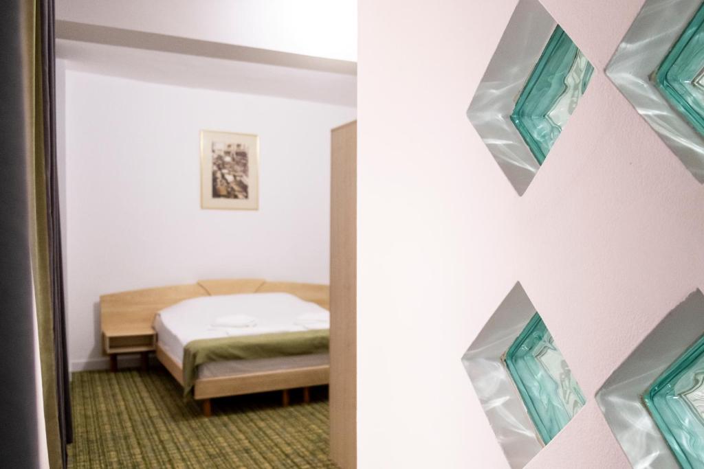 1 dormitorio con cama y espejo en Casa Gabriela, en Bucarest