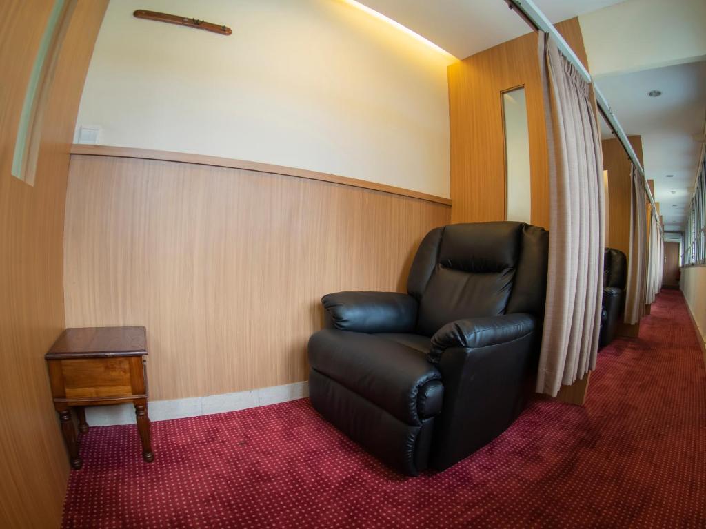d'primahotel Airport Jakarta Terminal 1A - 短路睡觉的懒惰椅子（机场运输）