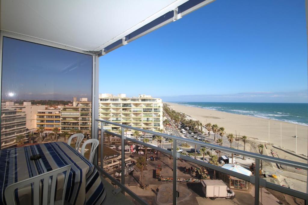 d'un balcon avec vue sur la plage et les bâtiments. dans l'établissement BEA122 - Appartement vue mer !, à Canet