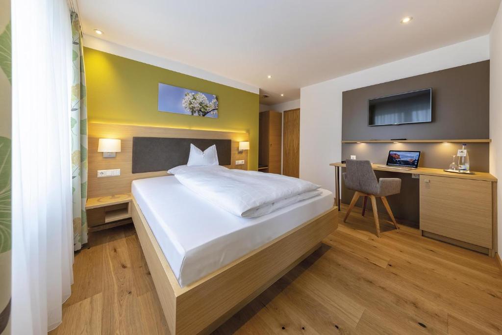 Un pat sau paturi într-o cameră la Gasthof - Hotel zum Ochsen GmbH