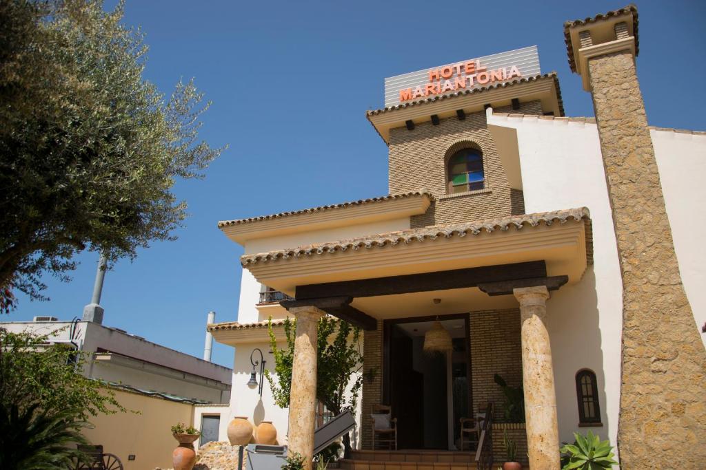 Un bâtiment avec un panneau en haut dans l'établissement Hotel Mariantonia, à Chiclana de la Frontera