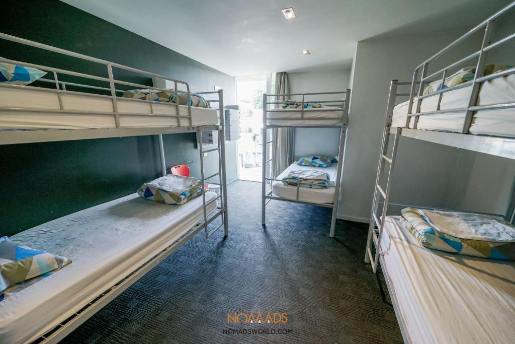 Postel nebo postele na pokoji v ubytování Nomads Queenstown Hostel