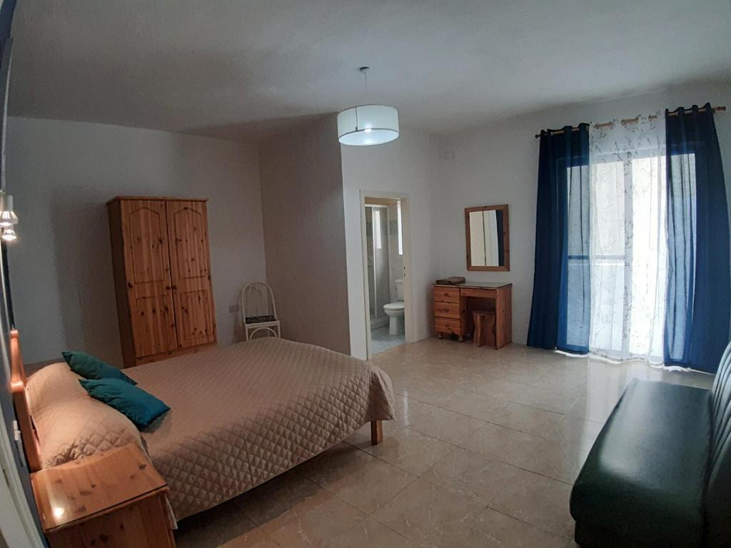 Postel nebo postele na pokoji v ubytování Cesca Apartments - Marsalforn, GOZO