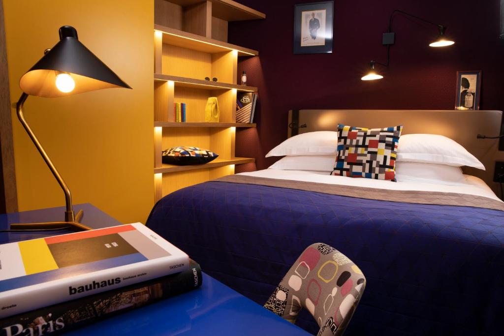 Cama ou camas em um quarto em Hôtel Artus