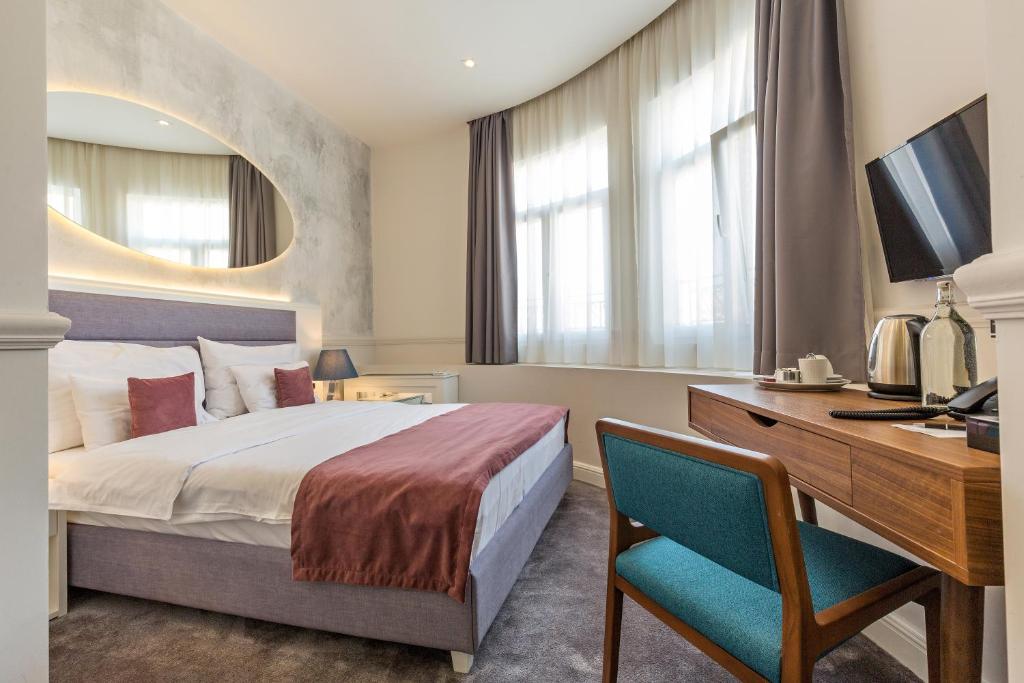 Public House Hotel - 