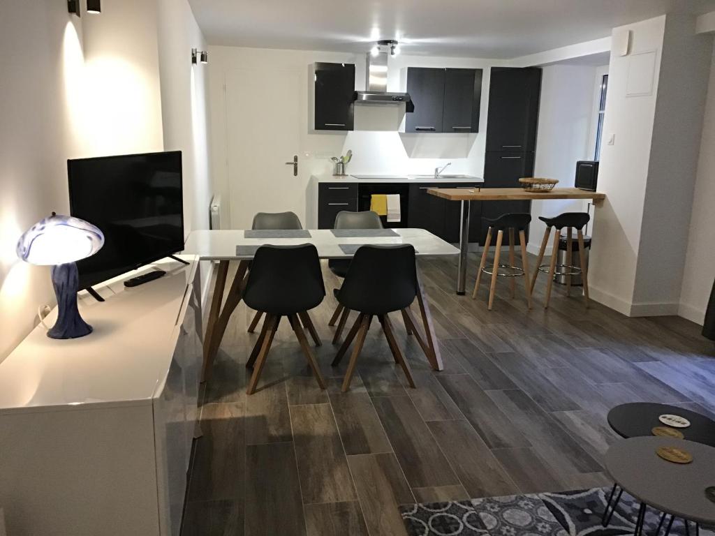 Μια τηλεόραση ή/και κέντρο ψυχαγωγίας στο Appartement "Le Clos" pour 4 personnes avec un parking privé