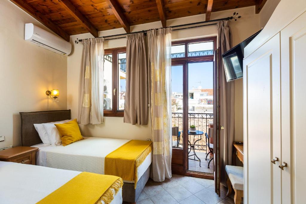 Postel nebo postele na pokoji v ubytování Phaedra Suites