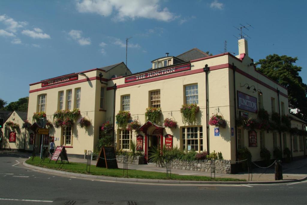 um edifício na esquina de uma rua em The Junction Hotel em Dorchester