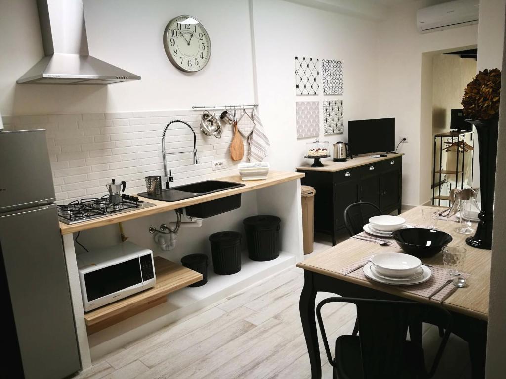 Kuchyň nebo kuchyňský kout v ubytování Amelia Apts & Rooms